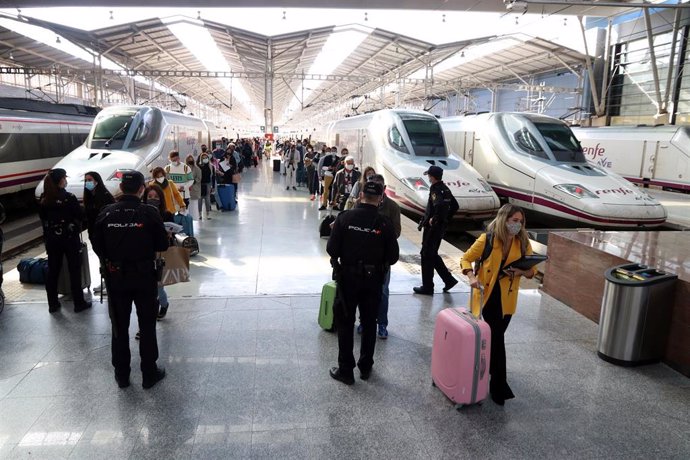 La Policía Nacional realiza controles de movilidad a los pasajeros llegados de Madrid en la Estación María Zambrano, ante las nuevas restricciones de movilidad implantada por el Estado de Alarma por laCovid-19.En Málaga (Andalucía, España), a 30 de octu