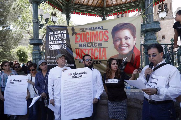 Compañeros de la periodista Miroslava Breach durante un acto celebrado en 2017 para exigir justicia por su asesinato.