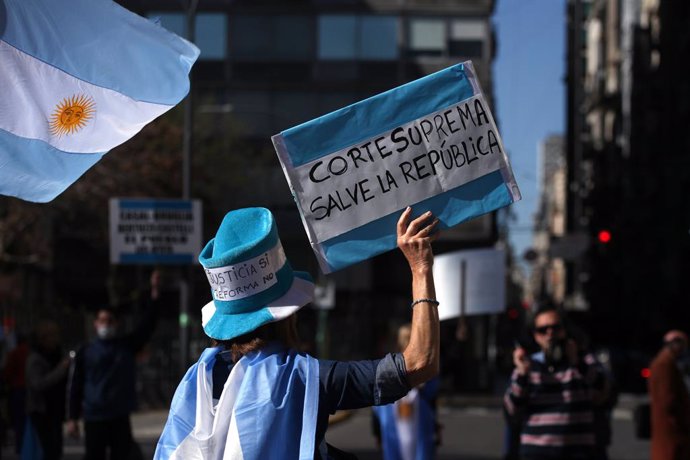 Imagen de archivo de una mujer en Argentina en apoyo a la Justicia.