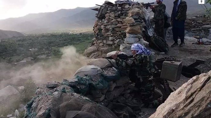 Militares del Ejército afgano disparando desde una posición en el centro de Afganistán