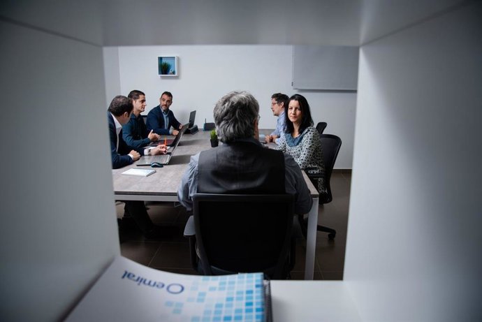 Parte del equipo de Emiral en sus oficinas de Madrid