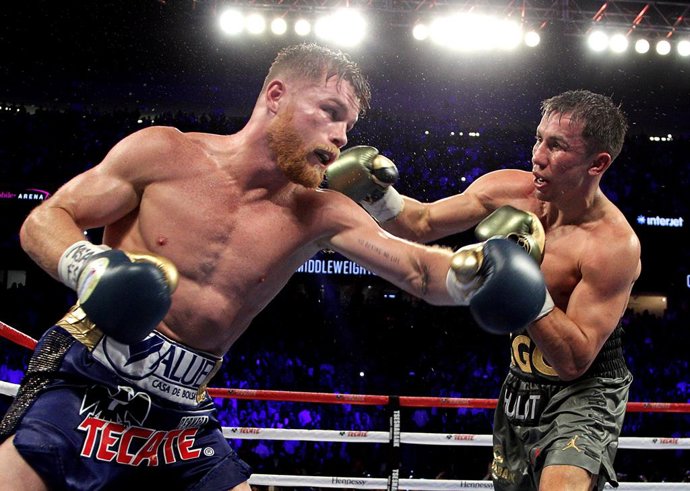 El boxeador Gennady Golovkin derrota a Canelo Alvarez (derecha) en el combate por los pesos medios de WBC, WBA e IBF en el T-Mobile Arena de Las Vegas (Estados Unidos).