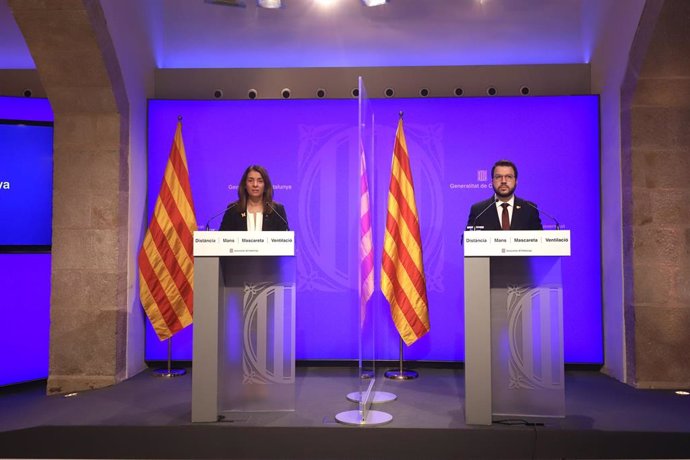 La consellera de Presidencia y portavoz del Govern, Meritxell Budó, y el vicepresidente de la Generalitat, Pere Aragons, en rueda de prensa telemática.