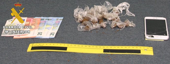 Efectos ocupados al presunto traficante.