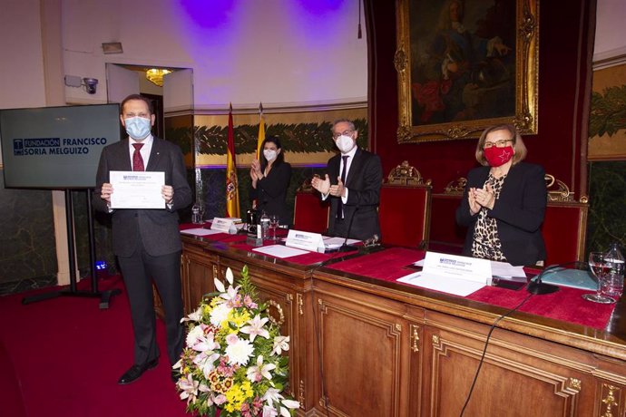 El doctor Álvaro Pascual en el momento de la recepción del premio