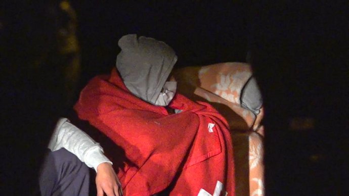 Una de las de las 27 personas que lograron llegar a tierra con vida tras el vuelco de la patera en la que viajaban en la noche de este martes,  en la costa de Órzola, en la zona de La Condesa, en Lanzarote, Canarias (España), a 24 de noviembre de 2020. 