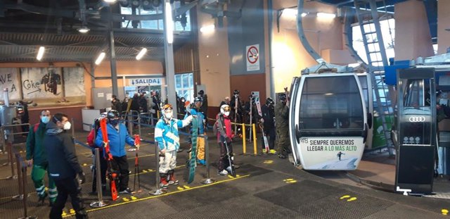Primeros esquiadores cogiendo telesillas en Sierra Nevada