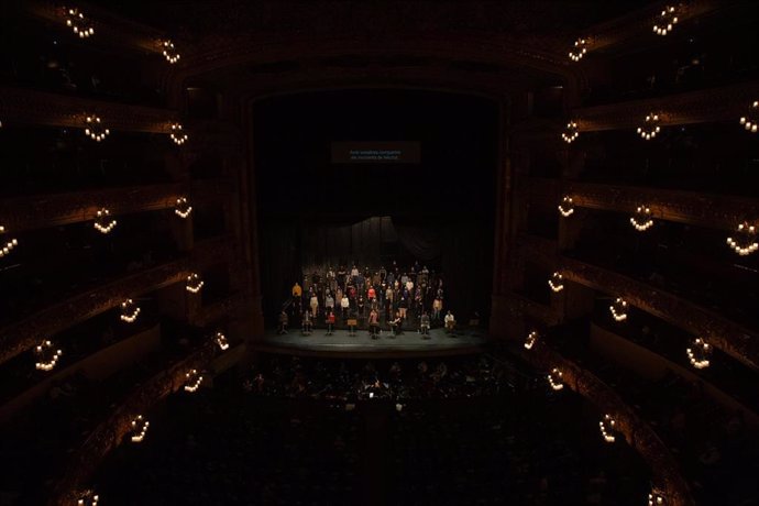 La directora italiana Speranza Scapucci dirige la orquesta durante el ensayo de una escena de La Traviata con solistas, coro del Liceu y piano, en Barcelona, Catalunya (España), a 24 de noviembre de 2020