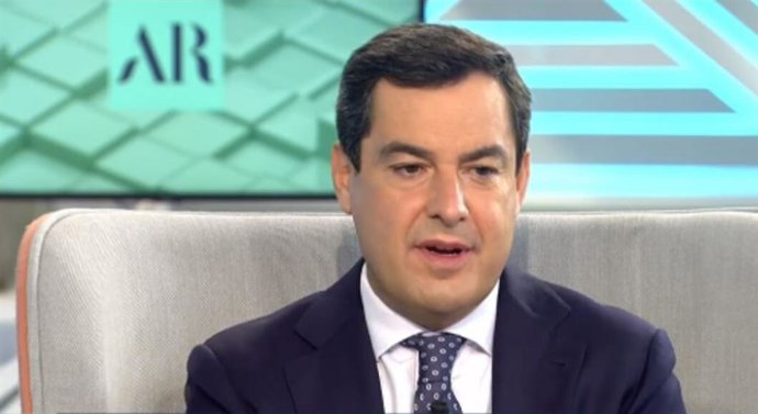 Juanma Moreno, este viernes, durante la entrevista