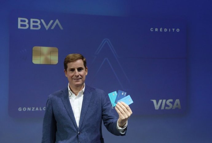 Gonzalo Rodríguez, director de Desarrollo de Negocio de BBVA en España, presenta la tarjeta Aqua
