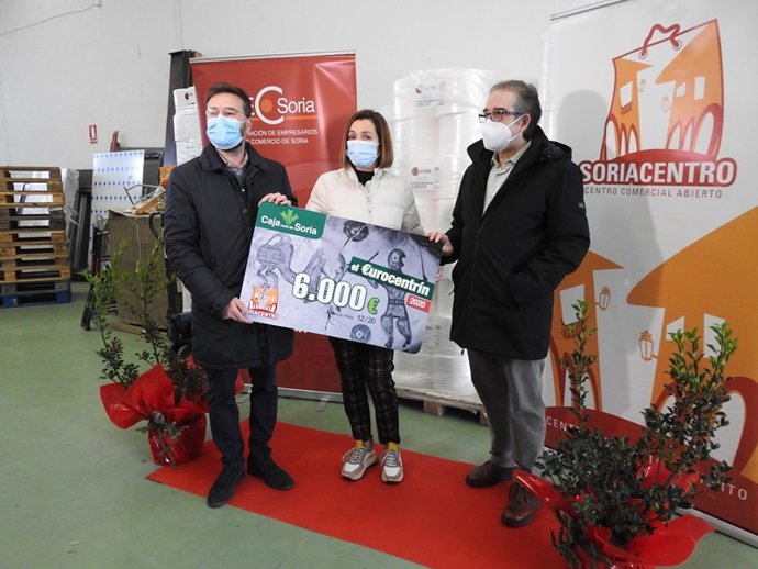 Munilla, Hernansanz y Muñoz en la entrega del premio.