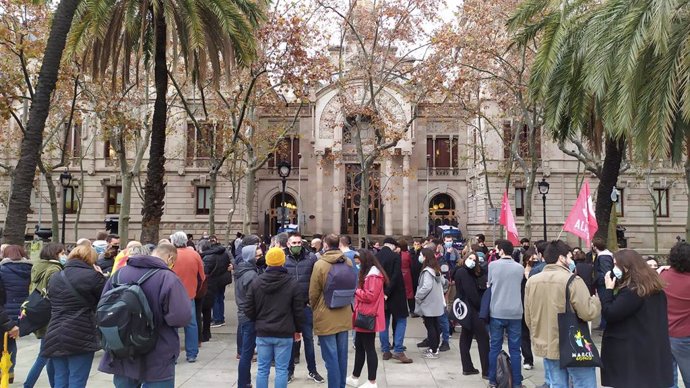 Concentración de apoyo al juicio por la protesta 'Holi' contra Jusapol en Barcelona en 2018