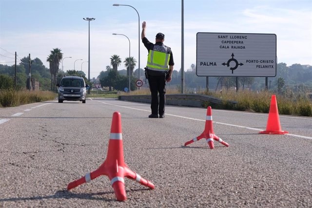 Un agente de la Policía Nacional realiza controles de movilidad a la entrada de la localidad de Manacor, Mallorca