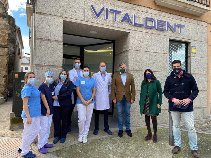 El alcalde de Plasencia, acompañado de varios concejales,  visita la clínica Vitaldent de la localidad