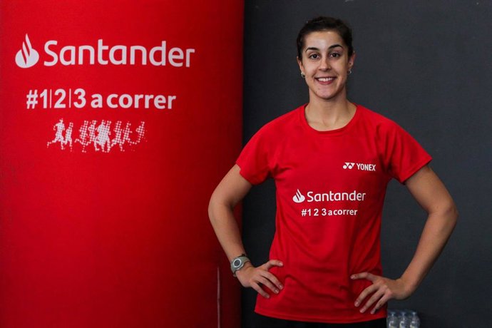 Carolina Marín posa como embajadora #123aCorrer de Banco Santander