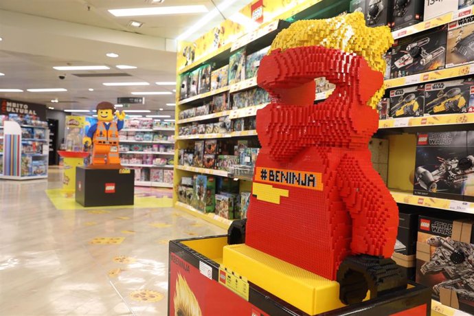 Un muñeco gigante de piezas adorna la sección de juguetería infantil del Corte Inglés 