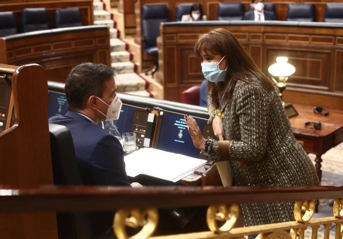 El presidente del Gobierno, Pedro Sánchez y la portavoz de JxCat en el Congreso y candidata del partido a las elecciones catalanas, Laura Borrs mantienen una conversación durante una sesión de control al Gobierno en el Congreso