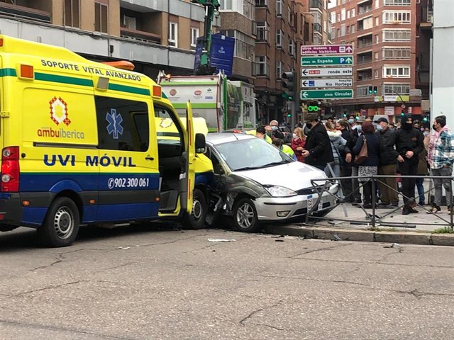 Estado de los dos vehículos implicados tras la violenta colisión a la altura del Instituto La Merced de Valladolid.