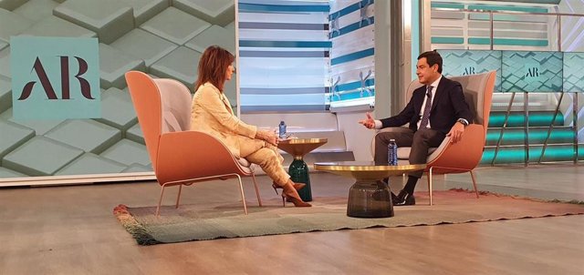 Juanma Moreno, este viernes, durante la entrevista