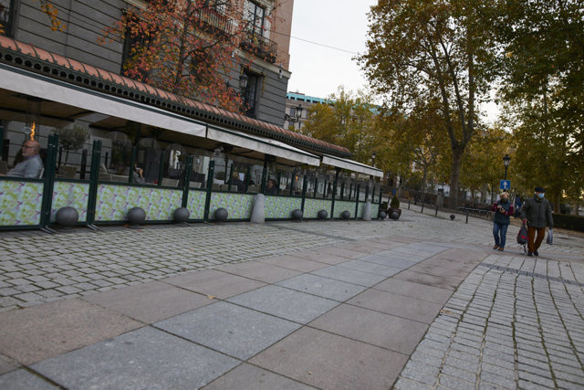 Mampara instalada en un restaurante de la Plaza de Oriente.