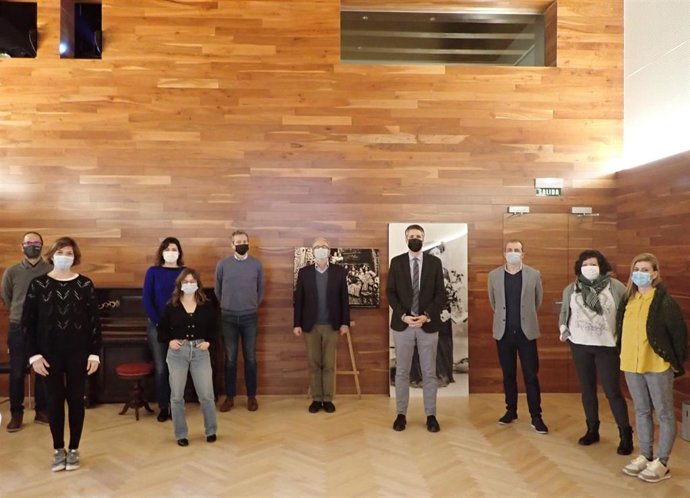 L director general de Cultura, Ignacio Apezteguia, con responsables del Servicio de Bibliotecas del Gobierno de Navarra.