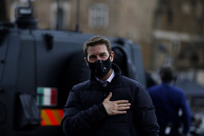 12 October 2020, Italy, Rome: US actor Tom Cruise wearing a face mask greets his fans during a shoot of Mission Impossible 7 on the Roman Forum. Photo: Cecilia Fabiano/LaPresse via ZUMA Press/dpa