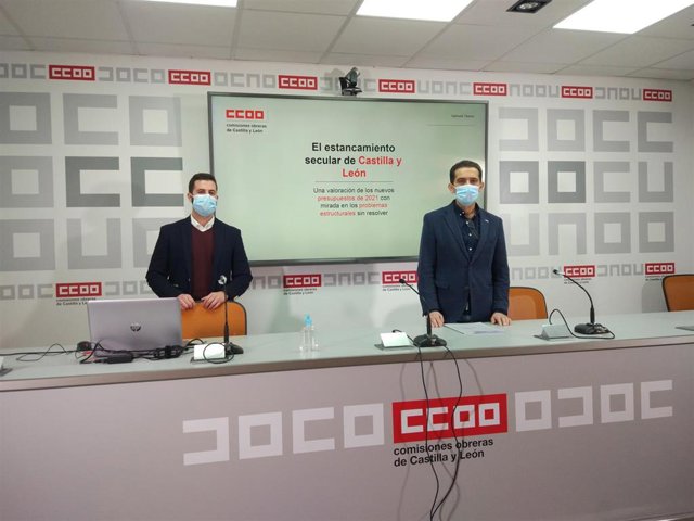 El secretario general de CCOO en Castilla y León, Vicente Andrés, (d) junto al economista del sindicato Ángel Garrido.