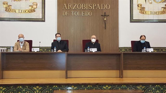 El coordinador de los Centros Diocesanos de Mayores, José-Ignacio Gómez López (primero por la izquierda) habla en rueda de prensa de los positivos en residencias del Arzobispado en la provincia.