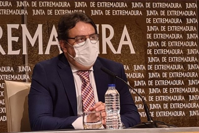 Imagen de archivo del vicepresidente segundo y consejero de Sanidad, José María Vergeles, en rueda de prensa