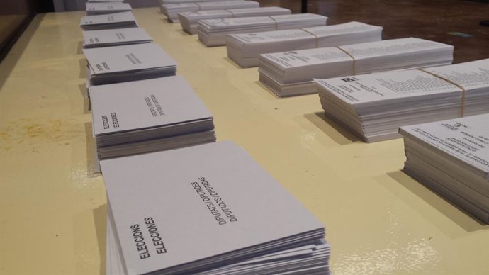 Paperetes per a les eleccions al Parlament del 21-D a Catalunya (Arxiu)