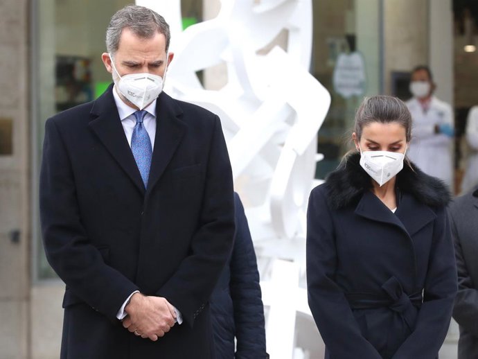 Los Reyes Felipe y Letizia han presidido la inauguración del monumento en honor a los sanitarios fallecidos durante la pandemia