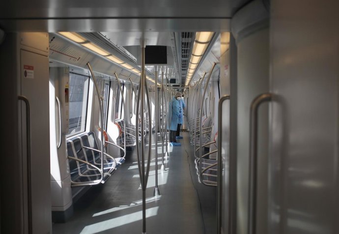 Desinfección de un vagón de metro en Ciudad de Panamá
