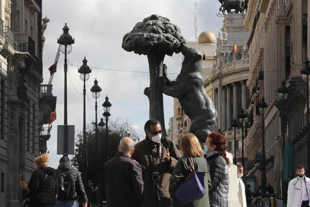 Transeúntes caminan por las inmediaciones de la Puerta del Sol.