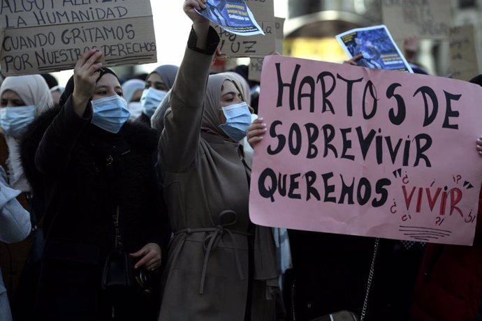 Vecinas de Cañada Real con pancartas reivindicativas durante una manifestación ante la sede del Gobierno regional, para reclamar solución para los cortes de suministro eléctrico, en Madrid (España), a 3 de diciembre de 2020.