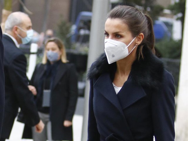 La Reina Letizia ha lucido un elegante abrigo azul oscuro casi negro de Hugo Boss