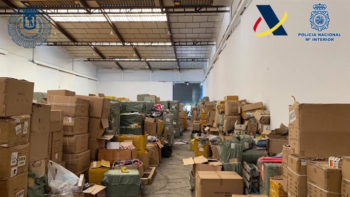 Desmantelado uno de los mayores centros de distribución de juguetes y productos sanitarios ilegales de Madrid