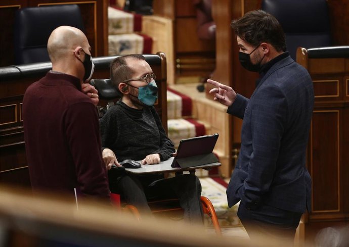 (I-D) El diputado de Unidas Podemos, Txema Guijarro; el portavoz de Unidas Podemos en el Congreso, Pablo Echenique, y el portavoz adjunto de ERC, Gabriel Rufián, charlan durante una sesión plenaria, en Madrid (España), a 1 de diciembre de 2020.