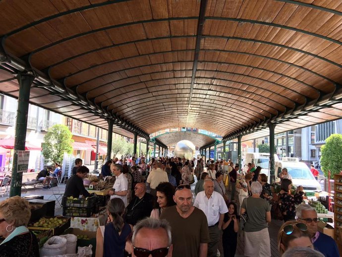 Valladolid.- Una imagen del mercado ecológico de Plaza España