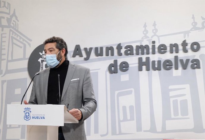 El concejal de Movilidad y Seguridad Ciudadana del Ayuntamiento de Huelva, Luis Albillo, en rueda de prensa.
