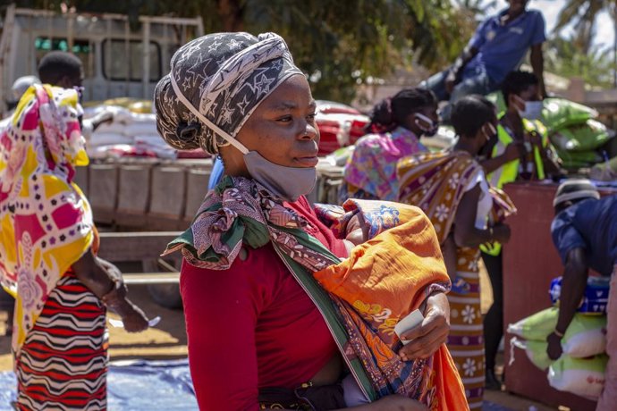 Una madre y su hijo esperan a recibir ayuda alimentaria del PMA en Cabo Delgado, Mozambique