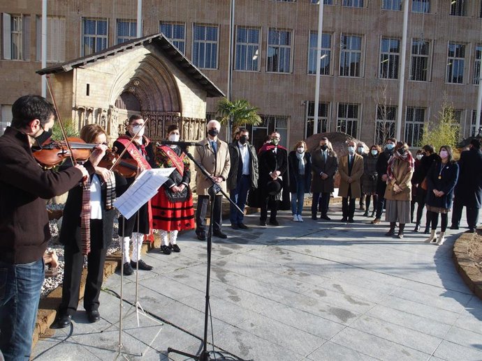 El alcalde de Logroño inaugura el belén monumental, que permanecerá abierto al público hasta el 7 de enero