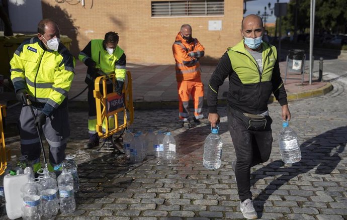 Vecinos recogen aguas embotelladas en el pueblo sevillano de Marchena, después de que la Consejería de Salud y Familias declarase no apta para el consumo humano el agua de 15 municipios sevillanos