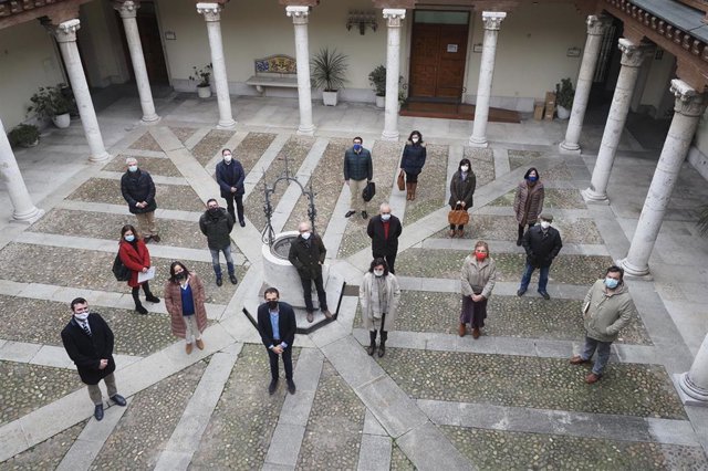 Foto de familia tras la firma de los convenios.