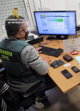 Un agente de la Guardia Civil de la Región de Murcia