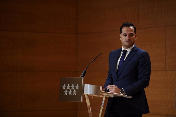 El vicepresidente, consejero de Deportes, Transparencia y portavoz de la Comunidad de Madrid, Ignacio Aguado, ofrece una rueda de prensa posterior a la reunión del Consejo de Gobierno, en la Real Casa de Correos, en Madrid (España), a 18 de noviembre de