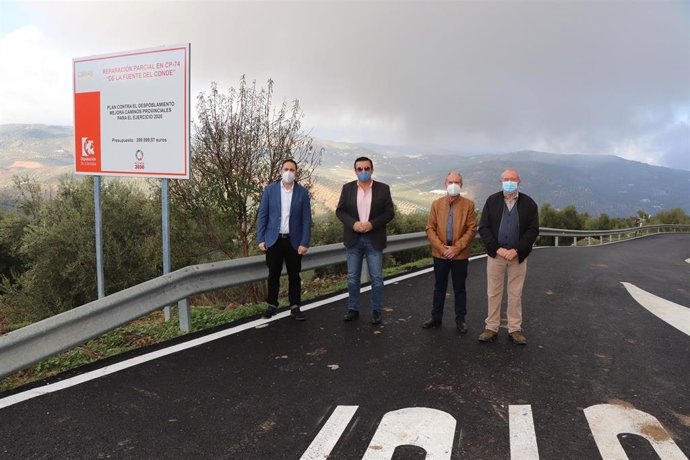 El delegado de Infraestructuras Rurales de la Diputación de Córdoba, Manuel Olmo (izda.), en el camino 'De la Fuente del Conde'