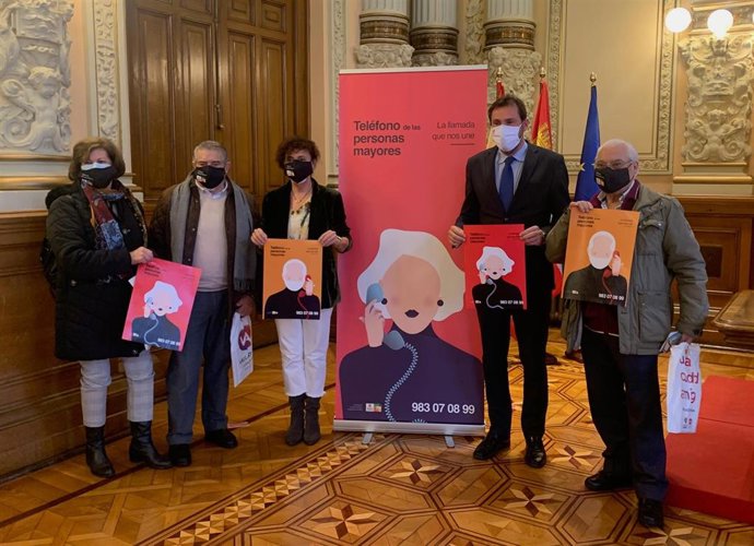 El alcalde de Valladolid (segundo por la derecha) y la concejal de Servicios Sociales, a su izquierda, en la presentación del Teléfono de las Personas Mayores.