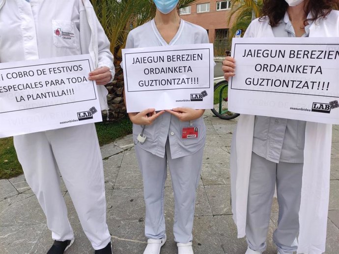 Concentracion convocada por LAB para reclamar el pago de los festivos especiales a todos los profesionales del SNS