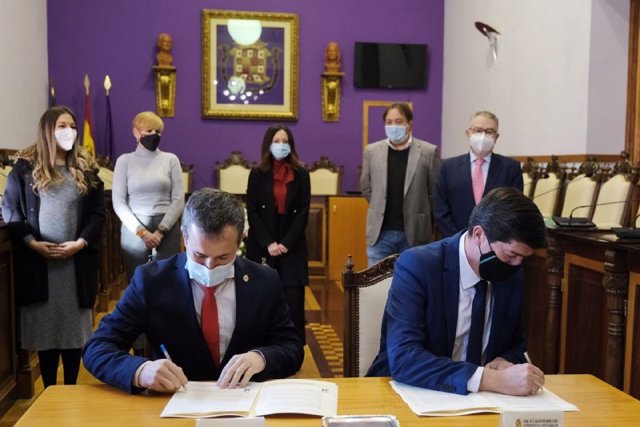 El alcalde de Jaén, Julo Millán, y el consejero de Turismo, Juan Marín, firman el Plan Turístico de Grandes Ciudades para la capoital jiennense