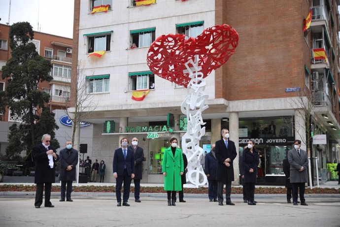 La escultura 'El árbol de la vida', de Jaume Plensa, recuerda desde hoy en Madrid a sanitarios fallecidos en pandemia.